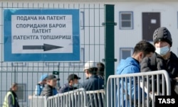 Străini în fața clădirii Centrului multifuncțional pentru migrație din Moscova, septembrie 2021.