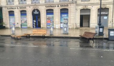 bănci montate direct peste locurile de parcare, pe o stradă din Bordeaux