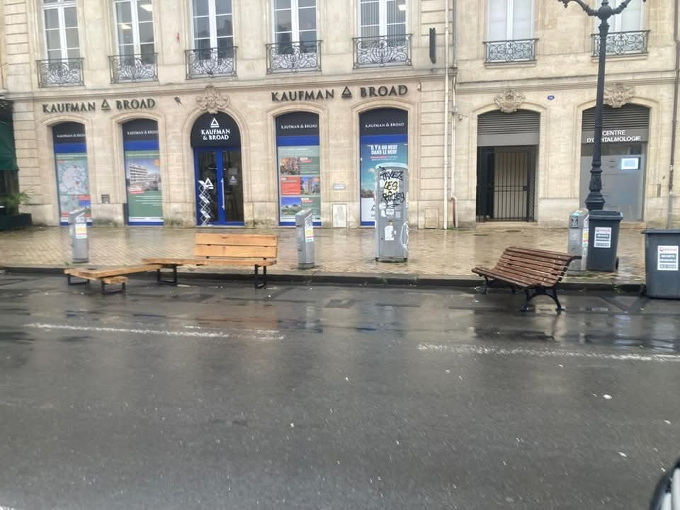 bănci montate direct peste locurile de parcare, pe o stradă din Bordeaux
