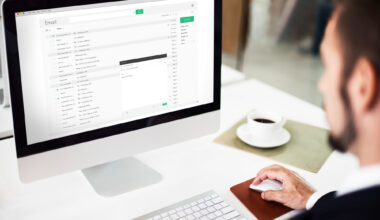 un varbat foloseste emailul