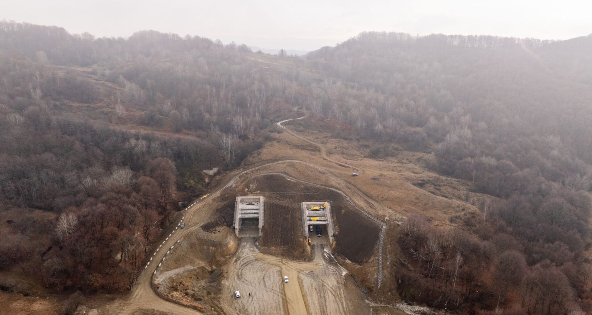 FOTO-VIDEO Autostrada Sibiu – Pitești. A fost finalizată turnarea betonului rutier în tunelul Curtea de Argeș de pe Lotul 4 Curtea de Argeș – Tigveni - Economedia.ro