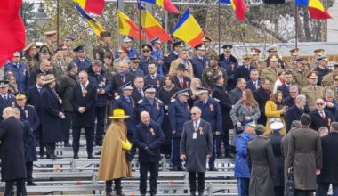 Cine e femeia care a atras toate privirile la parada de la Arcul de Triumf. Președintele Nicușor Dan s-a oprit și a salutat-o