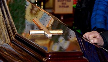 Incident violent la o înmormântare. Un tânăr și-a lovit intenţionat cu scuterul tatăl și sora, apoi și-a agresat mama