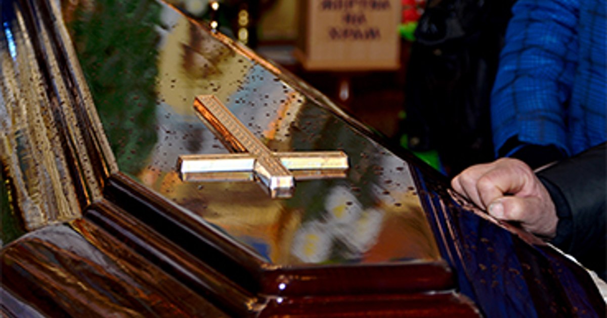 Incident violent la o înmormântare. Un tânăr și-a lovit intenţionat cu scuterul tatăl și sora, apoi și-a agresat mama