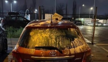 Scandal sentimental: un bărbat şi-a găsit maşina „ornată” cu făină, lapte şi ouă de Ziua Națională. Ce scria în bileţelul lăsat pe parbriz