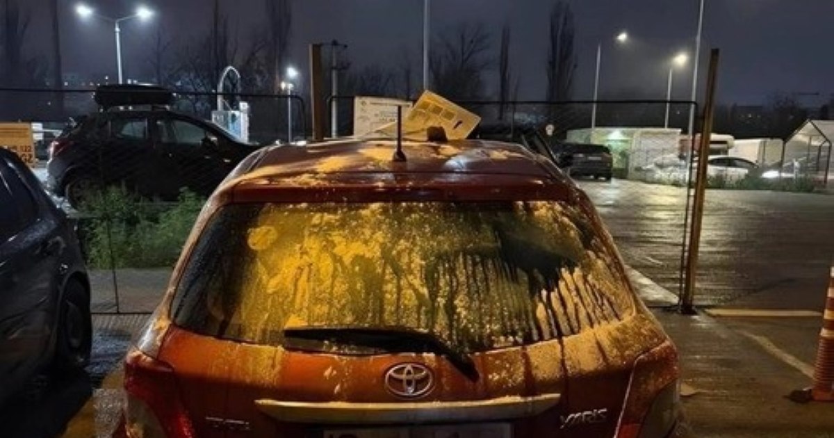 Scandal sentimental: un bărbat şi-a găsit maşina „ornată” cu făină, lapte şi ouă de Ziua Națională. Ce scria în bileţelul lăsat pe parbriz