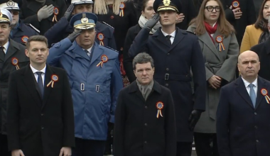 Parada militară de 1 Decembrie de la Arcul de Triumf: Nicușor Dan a salutat tribuna oficială și a făcut poze cu militarii