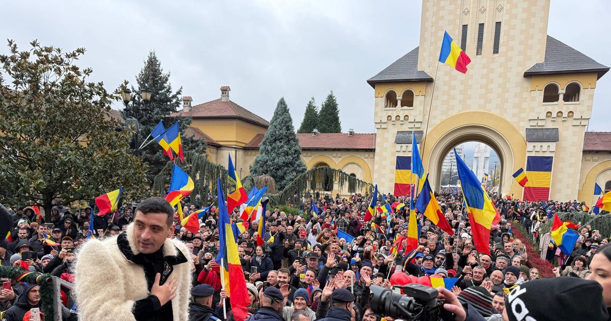 Patriotism sub semnul AUR. Adrian Papahagi: „Cum poți să justifici iubirea de țară lăudând principalii dușmani ai României?”