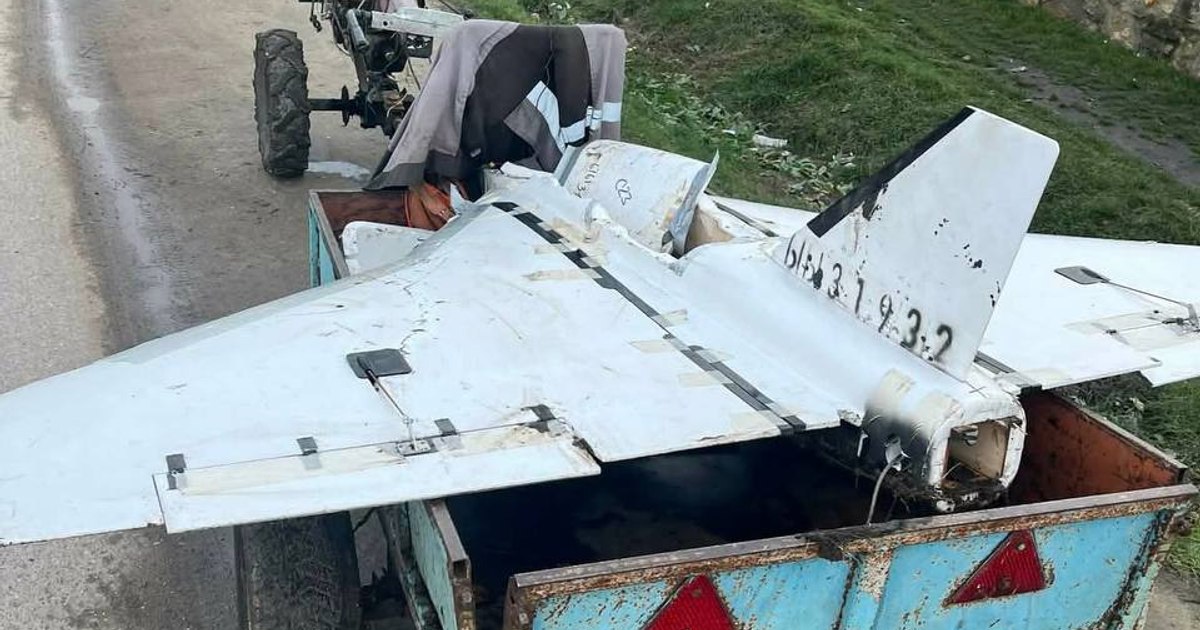 Caz bizar în Republica Moldova: o dronă găsită pe câmp, dezmembrată și adusă de oameni în localitate