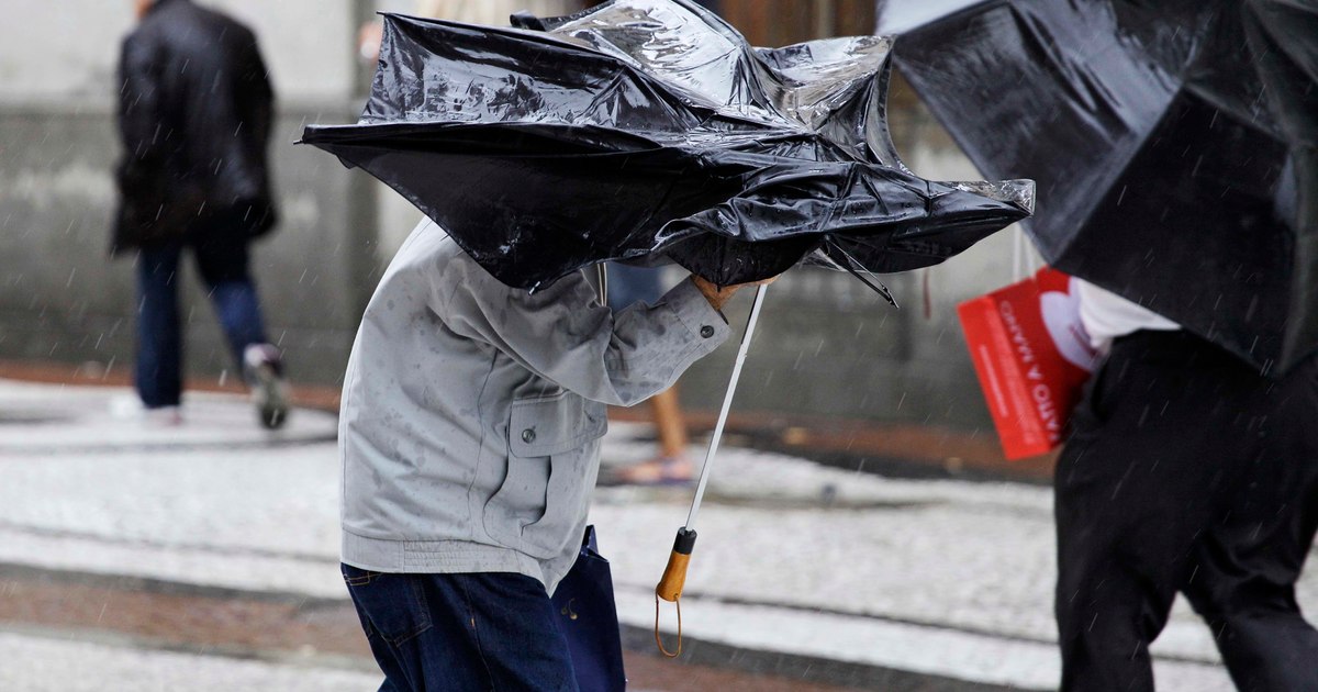 Cod portocaliu de vânt puternic anunțat de meteorologi. Vor fi rafale de 70-90 km/h. Județele care intră sub cod galben