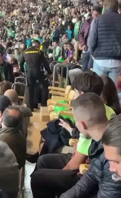 Tatăl lui Lamine Yamal a fost escortat de forțele de securitate în afara stadionului. Foto: Captură, marca.com