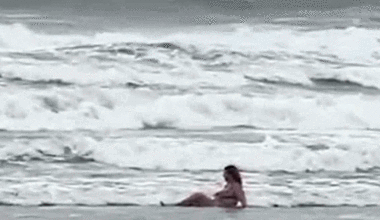 Femeie filmată în mare, la Mamaia, deși termometrele indicau doar 8 grade. Turista a făcut și plajă