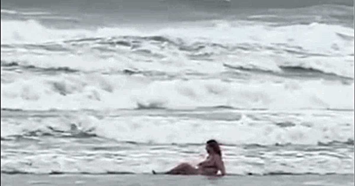 Femeie filmată în mare, la Mamaia, deși termometrele indicau doar 8 grade. Turista a făcut și plajă