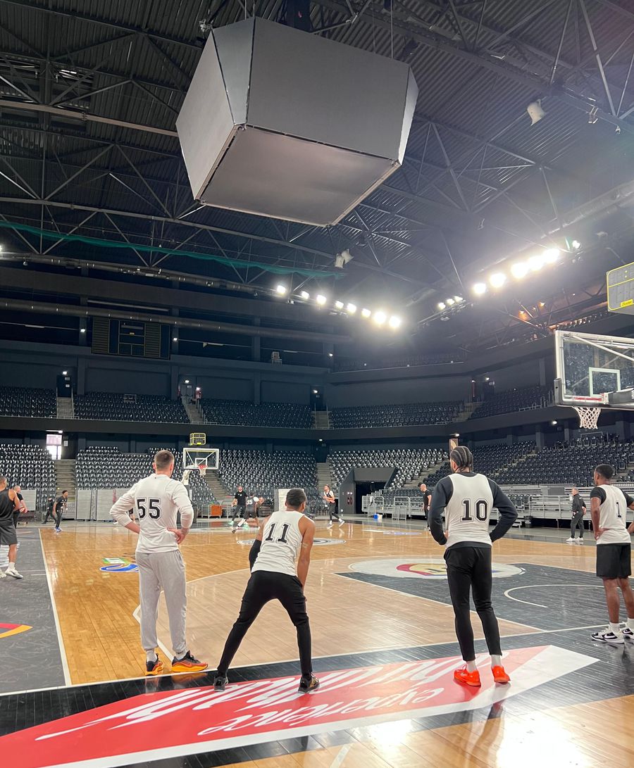 U-BT – Partizan, meciul anului în baschetul românesc! Partida, întârziată de un moment special: Scenografie fantastică în BTarena