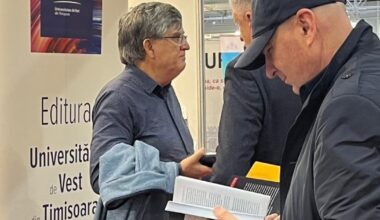 Ilie Bolojan a încercat să treacă neobservat la Târgul Gaudeamus. S-a echipat cum rar este văzut și a răsfoit câteva cărți: „A venit fără tam-tam”