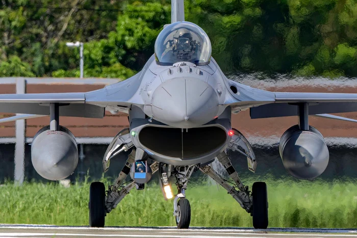 Avion F16 cu cu senzori speciali anti-dronă/FOTO:X