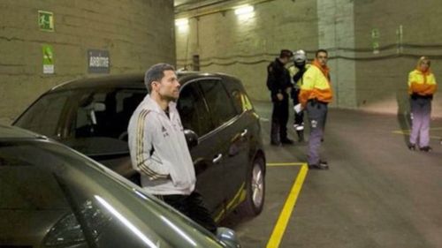 Xabi Alonso în rol de „Jose Mourinho”. Aluzie la momentul în care The Special One a așteptat arbitrul în parcare pentru a-i cere socoteală