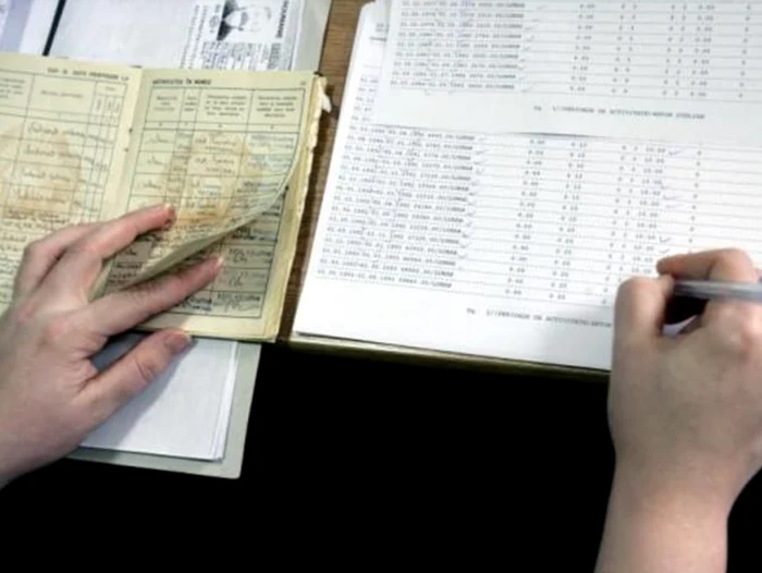 Cineva transferă datele din cartea de muncă într-un registru