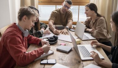 Angajații din Generația Z, epuizați la locul de muncă mai mult decât orice altă categorie de vârstă. Care este cauza