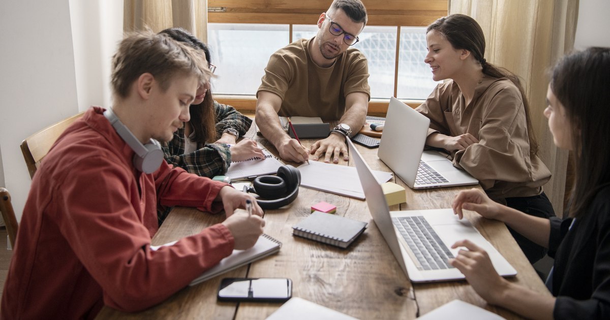 Angajații din Generația Z, epuizați la locul de muncă mai mult decât orice altă categorie de vârstă. Care este cauza