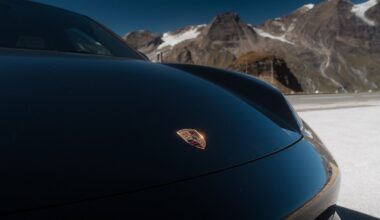 Sute de mașini Porsche din Rusia au încetat brusc să mai funcționeze. Care ar putea fi problema