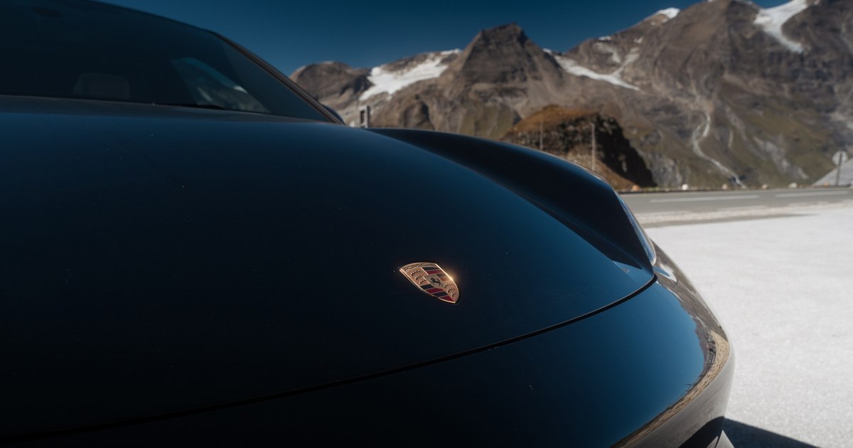 Sute de mașini Porsche din Rusia au încetat brusc să mai funcționeze. Care ar putea fi problema