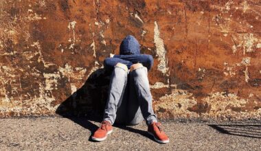 Caz șocant în Capitală: un adolescent ar fi fost bătut cu „ciocanul de șnițele și făcălețul” de mama vitregă. „Se uita la el cum îi curge sângele”