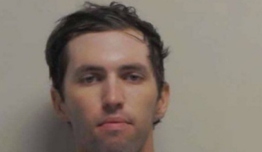 Tânărul acuzat de uciderea activistului Charlie Kirk, la prima apariție în instanță. Dispute privind accesul presei la proces