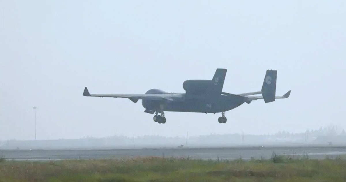 China a testat primul zbor al celui mai mare „avion-dronă” din lume. Un portavion aerian fără pilot, capabil să lanseze roiuri de UAV-uri