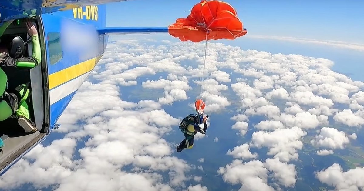 Momente dramatice pentru un sportiv: a rămas agățat de avion după ce parașuta i s-a deschis prea devreme. Cum a reușit să se salveze