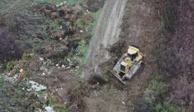 Excavator surprins de dronele Gărzii de Mediu când îngropa gunoaie în Bihor. Reacția primarului