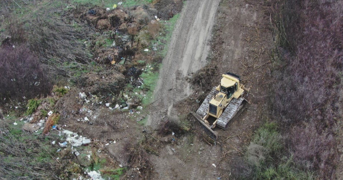 Excavator surprins de dronele Gărzii de Mediu când îngropa gunoaie în Bihor. Reacția primarului