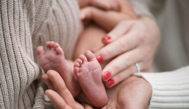 Pățania unei bunici care a postat pe Facebook imagini de la nașterea nepotului. Fiica ei a dat-o în judecată