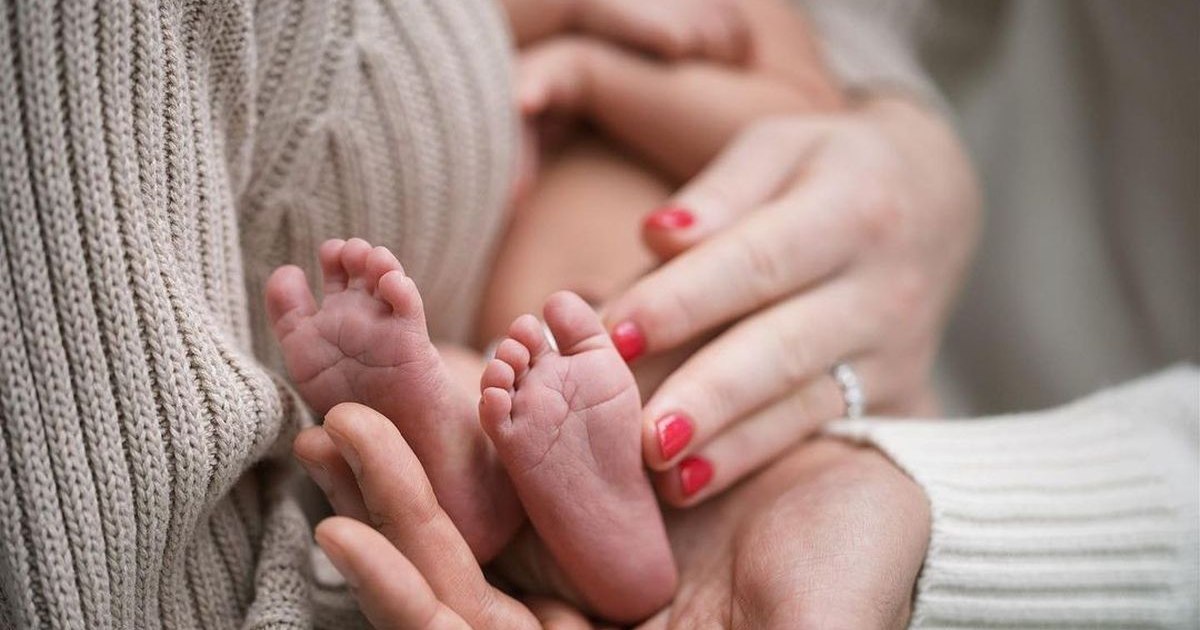 Pățania unei bunici care a postat pe Facebook imagini de la nașterea nepotului. Fiica ei a dat-o în judecată