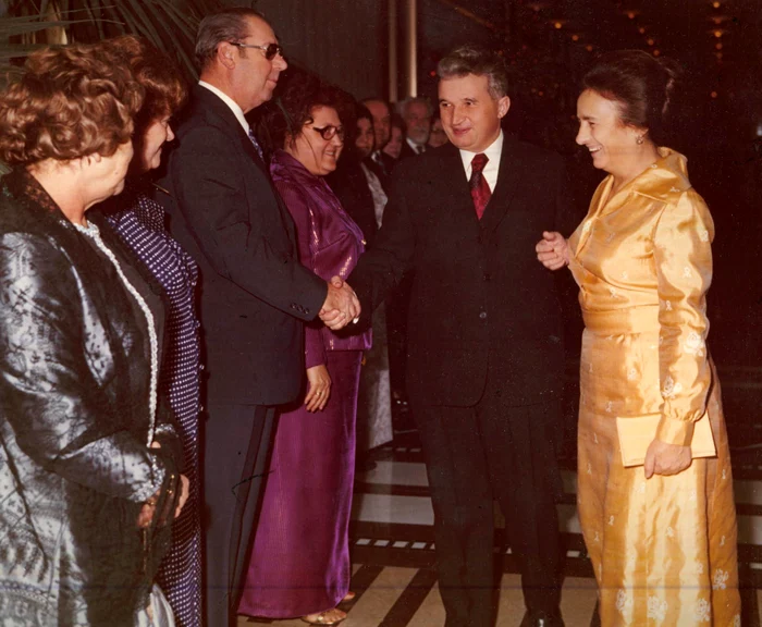Nicolae și Elena Ceaușescu participând la o recepție oficială, în perioada iernii. 