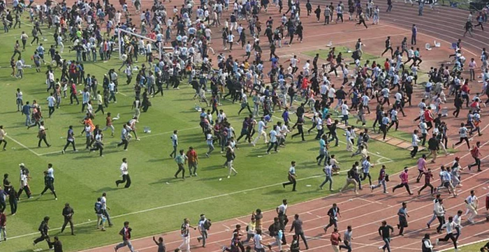 Fanii au invadat terenul  Foto/EPA 