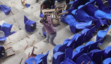 Scene terifiante la evenimentul organizat în onoarea lui Messi. Furioși că nu l-au putut vedea pe star, fanii au rupt scaunele și au vandalizat zona. Au fost bătuți măr de autorități