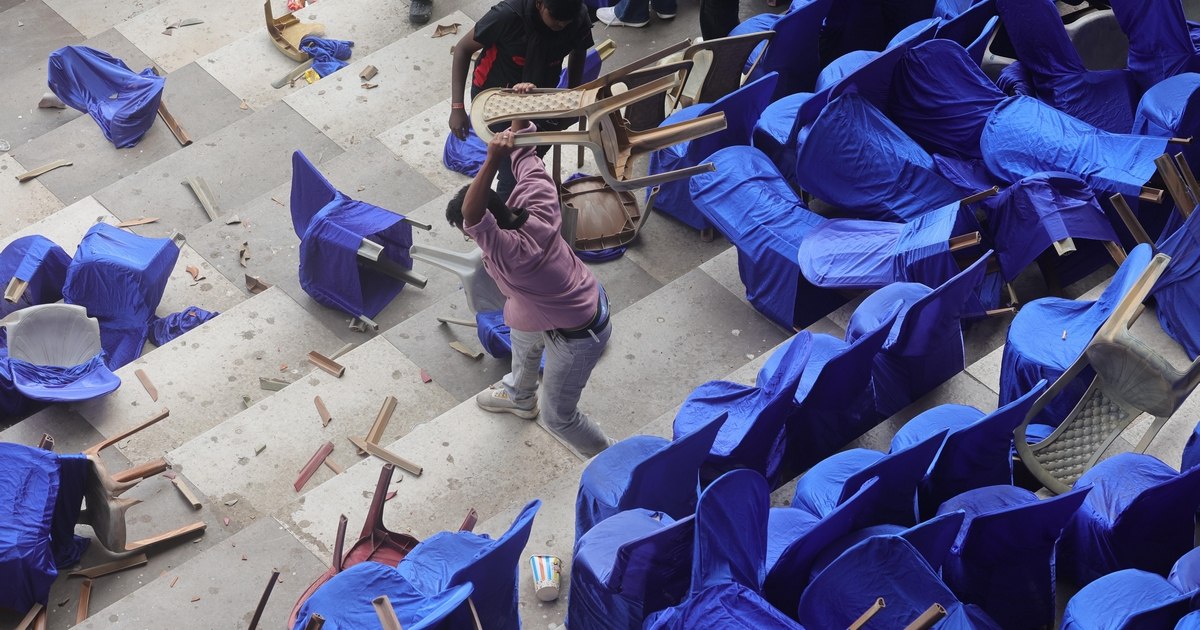 Scene terifiante la evenimentul organizat în onoarea lui Messi. Furioși că nu l-au putut vedea pe star, fanii au rupt scaunele și au vandalizat zona. Au fost bătuți măr de autorități