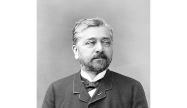 15 decembrie: Se naște arhitectul Gustave Eiffel, creatorul celebrului turn din Paris și al podului de la Ungheni, ambele purtându-i numele