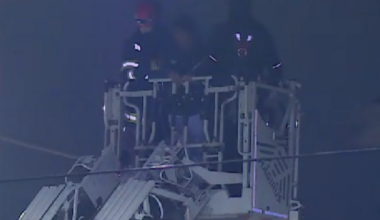 Haos în Gara de Nord: un individ a urcat pe fațada clădirii și a aruncat cu pietre în trecători și mașini