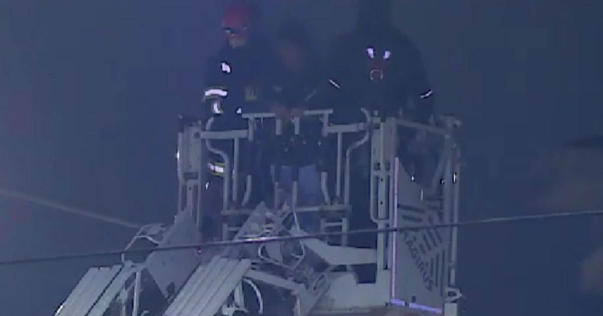 Haos în Gara de Nord: un individ a urcat pe fațada clădirii și a aruncat cu pietre în trecători și mașini