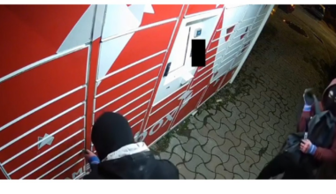 Au încercau să spargă cu răngile un easybox. Comandaseră telefoane și au vrut să le scoată din locker fără să mai plătească