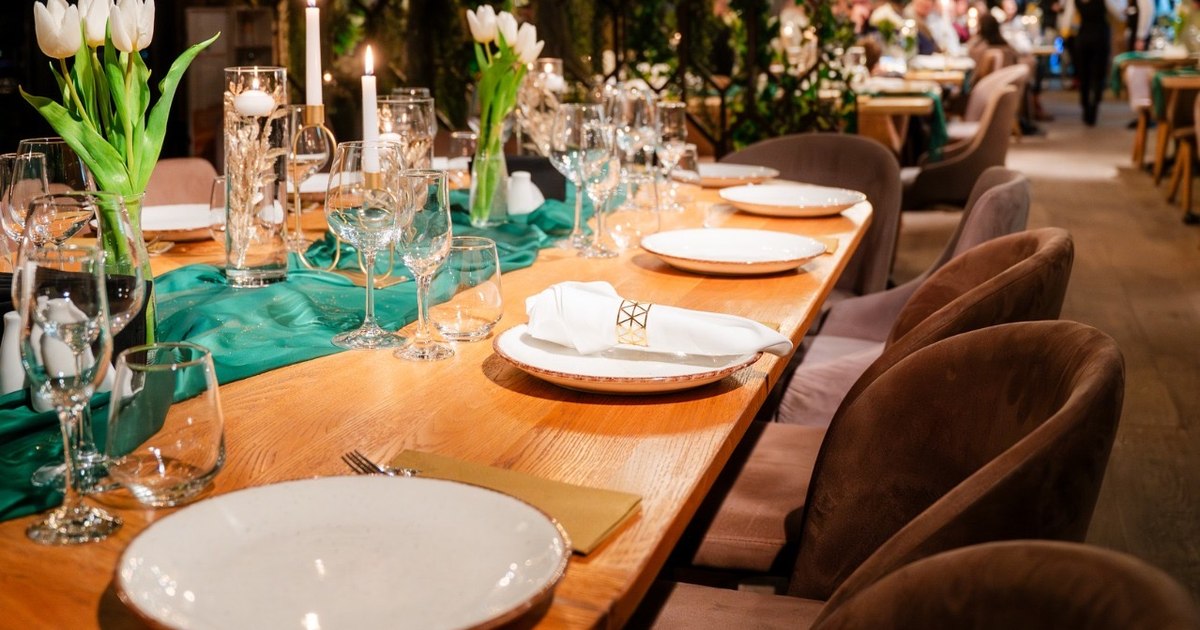 Patronii de restaurante, revoltați de noile reguli ISU: Autorizația pentru 200 mp ne închide afacerile