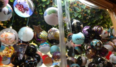 Bărbat amenințat cu interdicție de un an după ce a cumpărat zeci de cărucioare cu globulețe de Crăciun dintr-un magazin de grădinărit