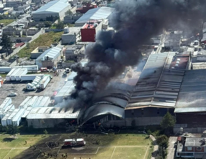 Avionul a căzut peste un depozit FOTO: X