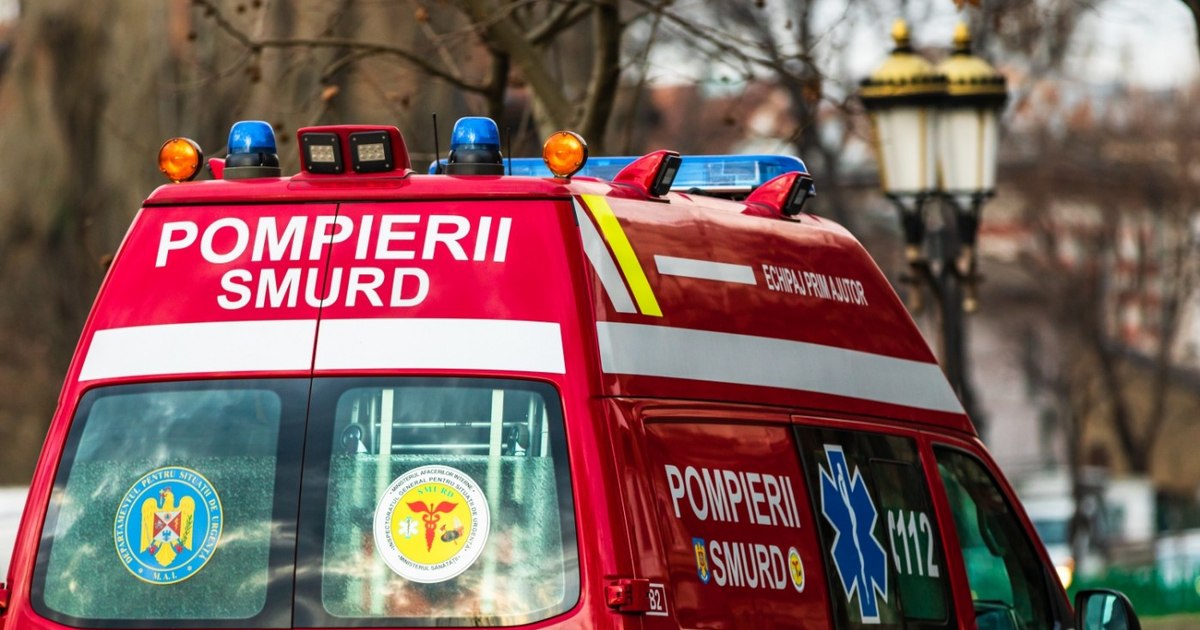 Sfârșit tragic înainte de sărbători. Un muncitor a murit electrocutat, iar un altul a fost rănit în timp ce montau instalații de Crăciun pe proprietatea şefului