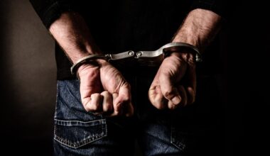 Un profesor universitar din Iași arestat preventiv după acuzații de viol: o studentă ar fi fost chemată în birou după un examen pentru a discuta nota