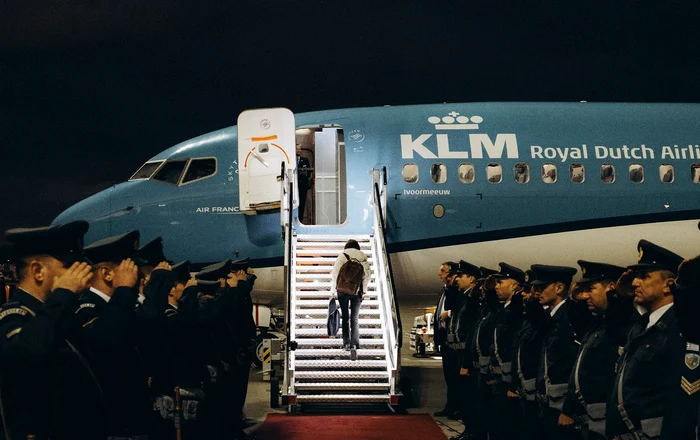 Președinta Maia Sandu, urcând în avion FOTO: Igor Turcan