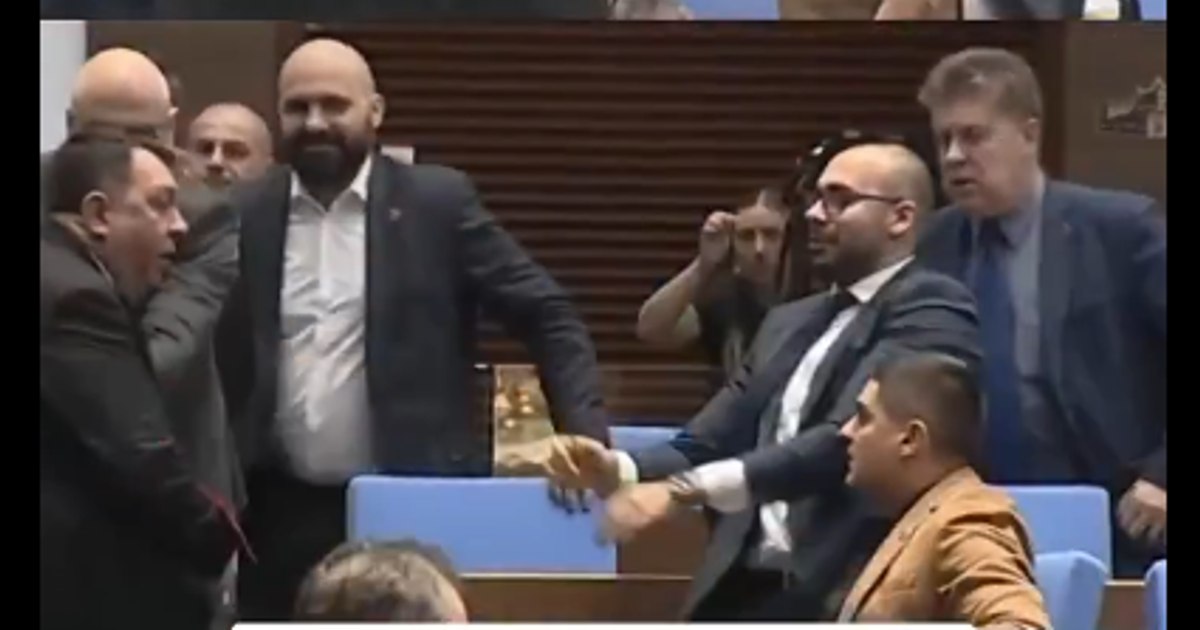 Bătaie între Parlamentul bulgar, în timpul dezbaterii bugetului de stat. Deputații au trecut de la replici tăioase la picioare în stomac