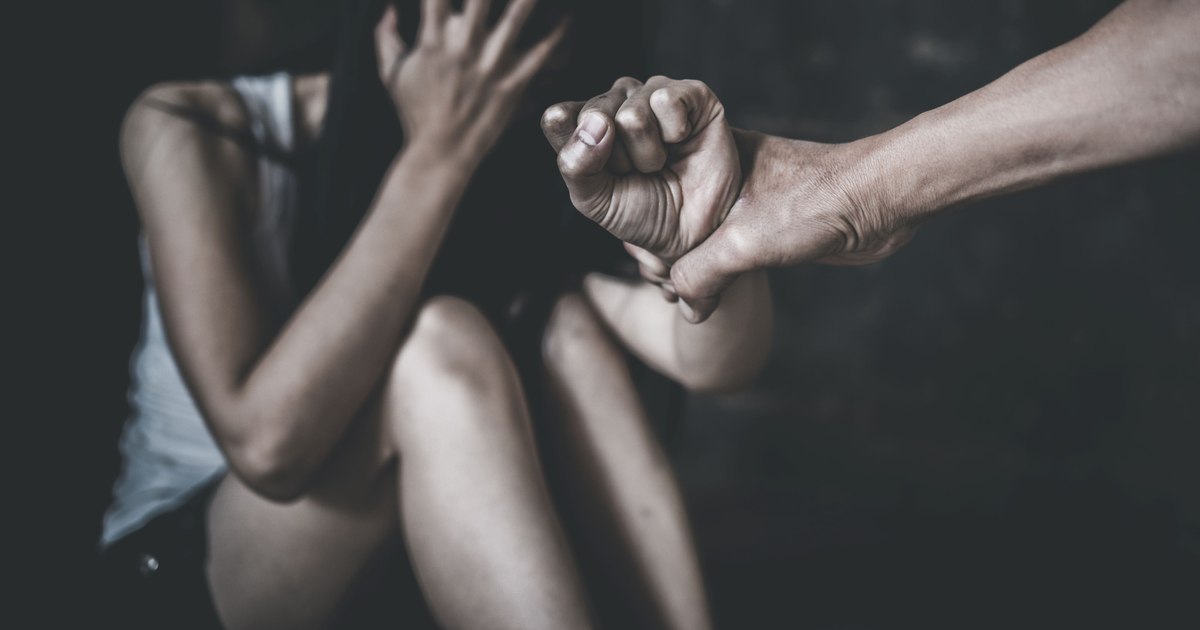 Drama unei femei bătute cu ranga de soțul gelos: „Nu e prima dată. A luat cuțitul de pe masă și a început să alerge după mine”